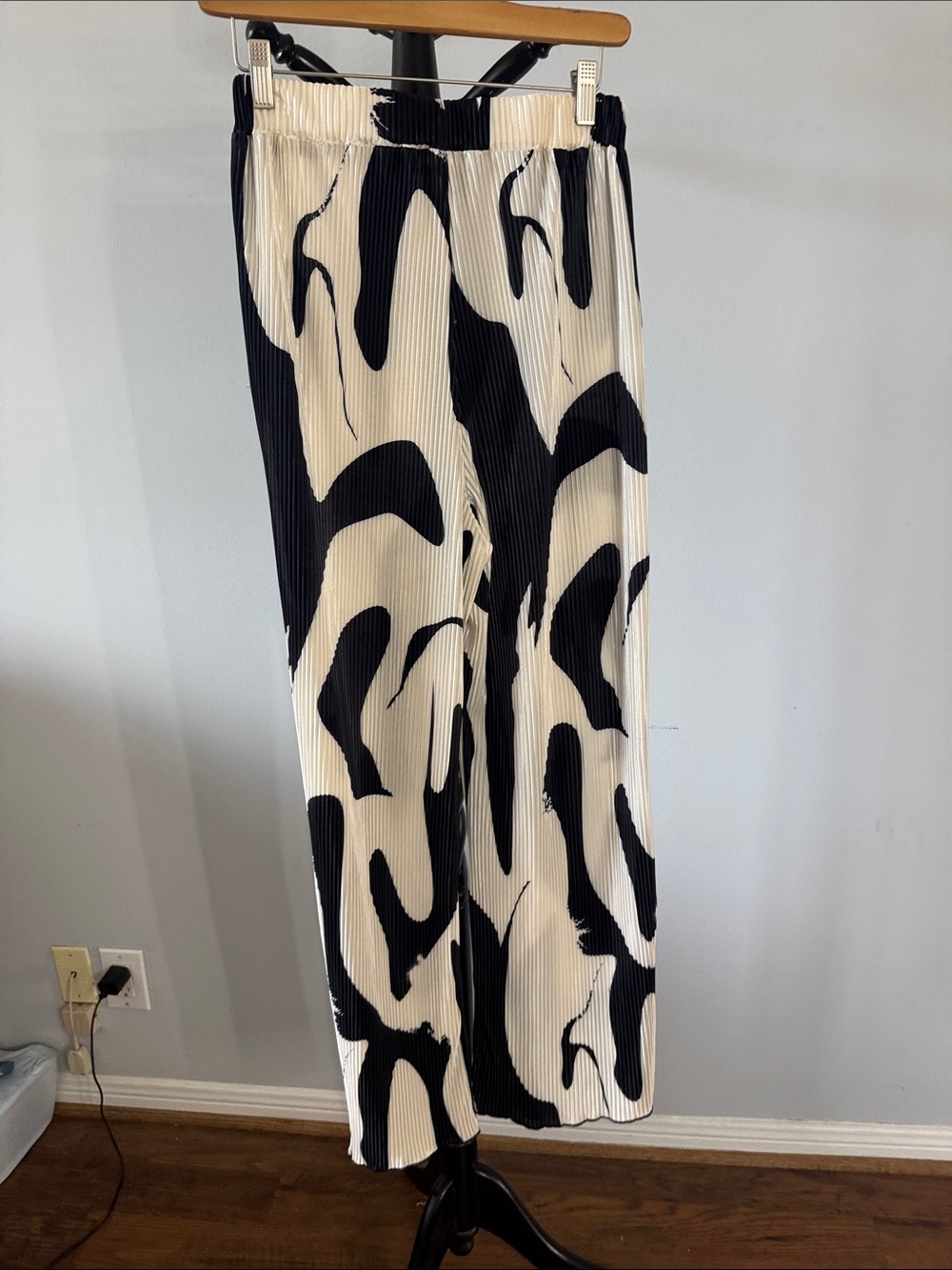 Black & White Abstract Print Wide Leg Pants - Picture 2 of 3